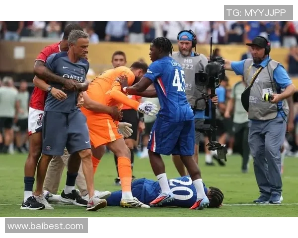 英超激战：巴黎圣日耳曼与切尔西战成平局全场沸腾瞬间回顾