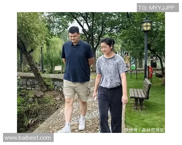 姚明在城市街头闲逛的日常生活与篮球巨星的另一面